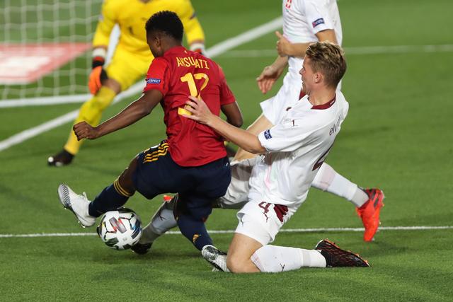 杨瀚森11+16+8青岛大胜新疆 上海3分险胜同曦