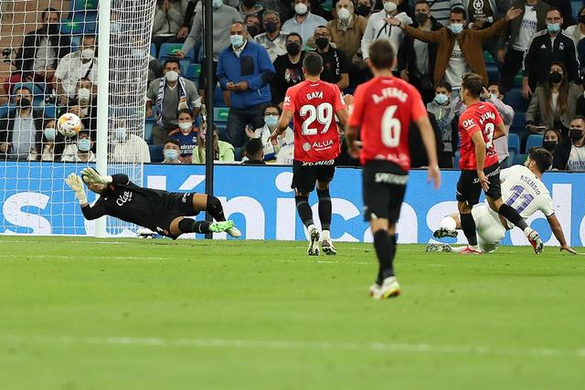 阿诺德坚持要35万镑周薪，利物浦提供合同25万镑